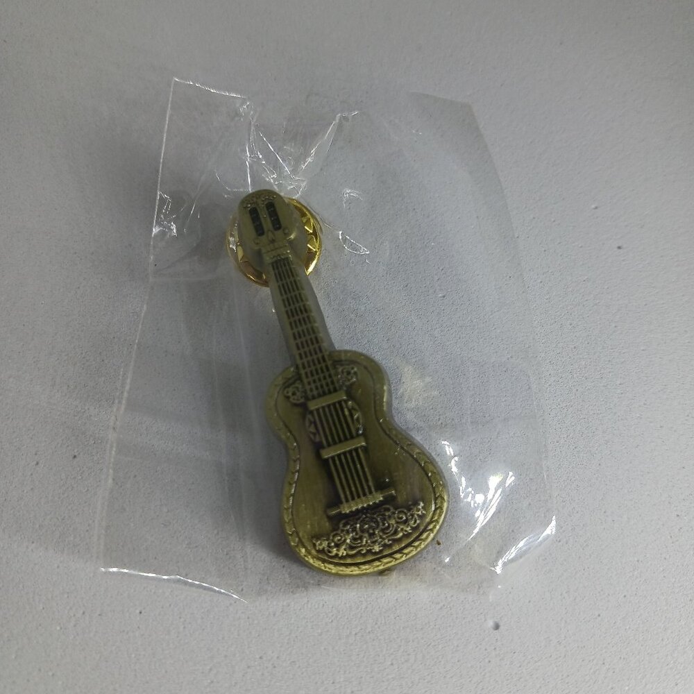 D23 Coco guitar pin